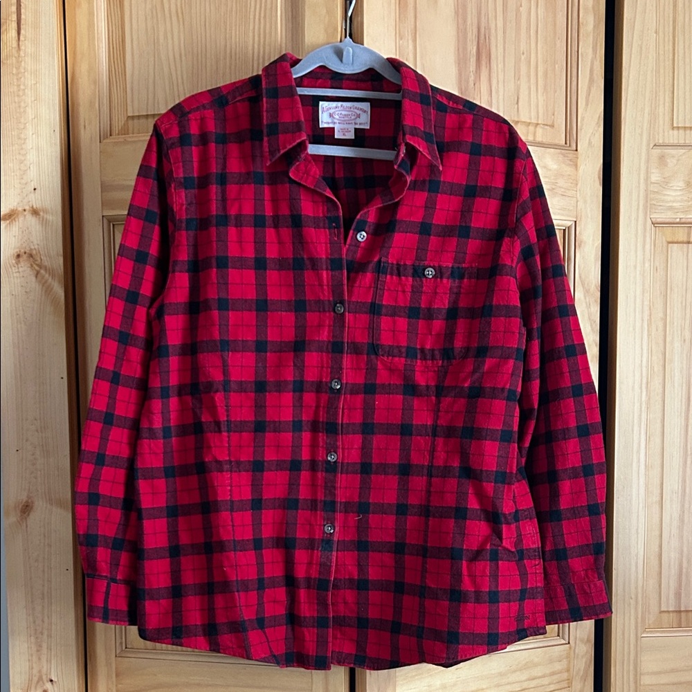 Filson  Women’s Red and Black Checkered Heavy flannel shirt